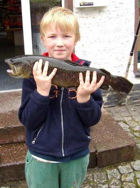 Philipp Winkler -  (8 Jahre)  Bachforelle  52 cm   1450 g  Ausgleichbecken Eichicht  Tauwurm  06.07.2009 